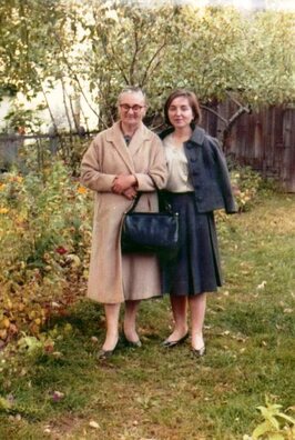 Марыя Стагановіч з дачкой Тамарай у бацькоўскім агародчыку. Нью-Джэрсі, 1960-я гады. Марыя Стагановіч з дачкой Тамарай у бацькоўскім агародчыку. Нью-Джэрсі, 1960-я гады.