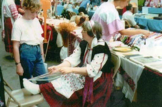 Тамара Стагановіч дэманструе, як ткаць беларускія паясы на фестывалі ў Нью-Джэрсі. 1987 год Тамара Стагановіч дэманструе, як ткаць беларускія паясы на фестывалі ў Нью-Джэрсі. 1987 год