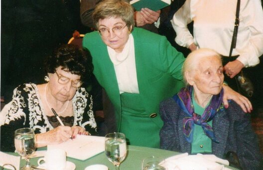 Наталля Арсеннева падпісвае кнігу Тамары Стагановіч. Злева — Марыя Стагановіч. 1980-я гады Наталля Арсеннева падпісвае кнігу Тамары Стагановіч. Злева — Марыя Стагановіч. 1980-я гады