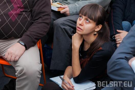 Словы гісторыкаў некаторыя слухалі з вялікім засяроджаннем. Фота belsat.eu Словы гісторыкаў некаторыя слухалі з вялікім засяроджаннем. Фота belsat.eu