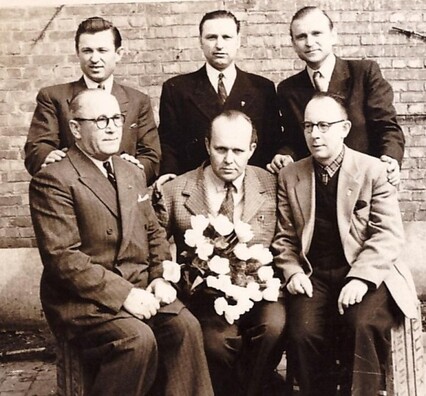 kastus_k_sli_sjadz_c_zleva_z_belarusk_m_dzejacham_na_em_graci_.jpeg kastus_k_sli_sjadz_c_zleva_z_belarusk_m_dzejacham_na_em_graci_.jpeg