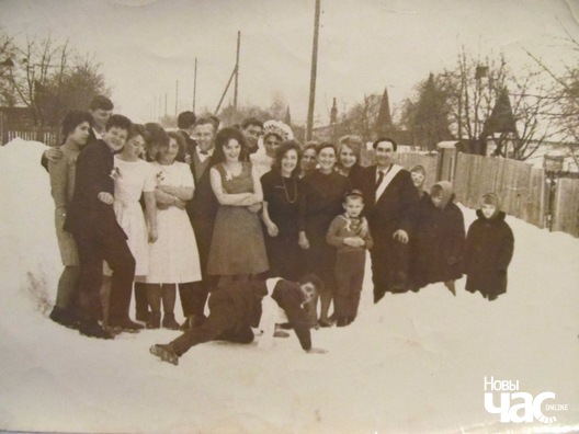 Спадарыня Лідзія (восьмая справа) сярод сваякоў і сяброў на вяселлі ў вёсцы Зялёны Луг (1965) Спадарыня Лідзія (восьмая справа) сярод сваякоў і сяброў на вяселлі ў вёсцы Зялёны Луг (1965) 