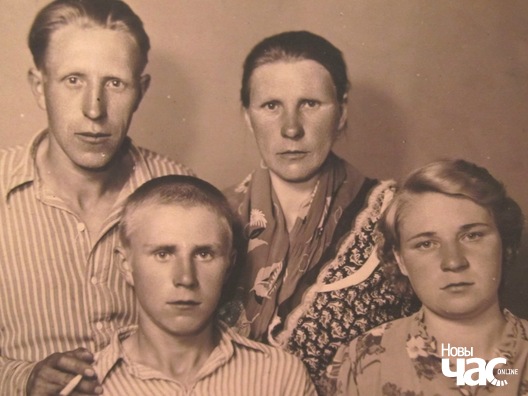 Сям’я спадарыні Ліды (1956). Сядзяць — сярэдні брат і спадарыня Лідзія, стаяць — старэйшы брат і маці Сям’я спадарыні Ліды (1956). Сядзяць — сярэдні брат і спадарыня Лідзія, стаяць — старэйшы брат і маці