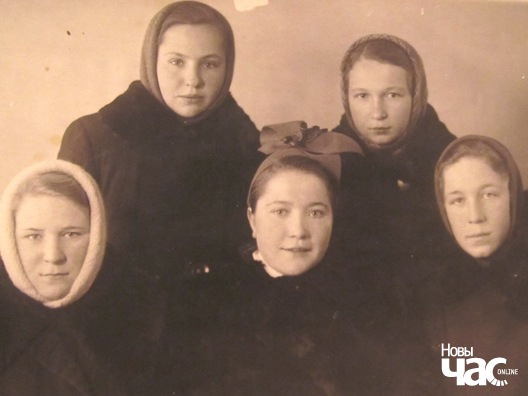З сяброўкамі (1959). Спадарыня Лідзія ўнізе, першая злева З сяброўкамі (1959). Спадарыня Лідзія ўнізе, першая злева 