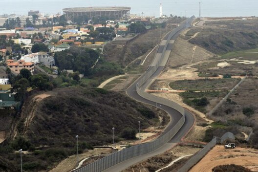 Мяжа ЗША і Мексікі, 2010 год. Фота: EPA Мяжа ЗША і Мексікі, 2010 год. Фота: EPA