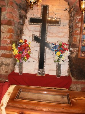 Труна з прастрэленымі чарапамі ў крыпце мазырскага Свята-Міхайлаўскага сабора Труна з прастрэленымі чарапамі ў крыпце мазырскага Свята-Міхайлаўскага сабора