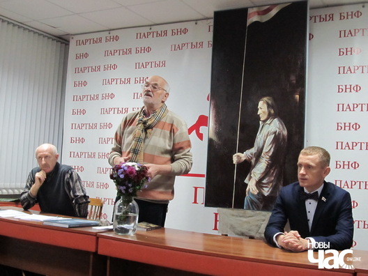 Алесь Мара прамаўляе на фоне сваёй працы — партрэта Яўгена Куліка. Злева — Генадзь Драздоў, справа — Аляксей Янукевіч Алесь Мара прамаўляе на фоне сваёй працы — партрэта Яўгена Куліка. Злева — Генадзь Драздоў, справа — Аляксей Янукевіч