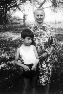 Разам з бабцяй — Анастасіяй Кірылаўнай Харэўскай (з Адамовічаў), пачатаг 1970-х гадоў Разам з бабцяй — Анастасіяй Кірылаўнай Харэўскай (з Адамовічаў), пачатаг 1970-х гадоў