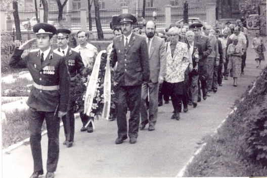 Ускладанне вянка на Вайсковых могілках 8 мая 1993 года. Ускладанне вянка на Вайсковых могілках 8 мая 1993 года.