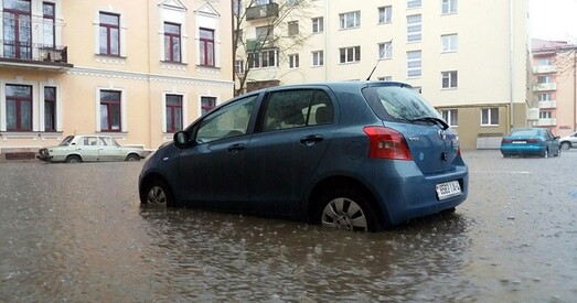 Першая вясновая навальніца ператварыла вуліцы Гродна ў рэкі