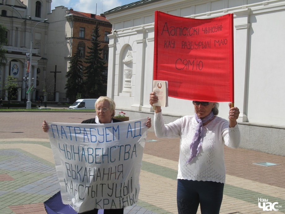 Вольга Юнкевіч (справа) падчас пікетавання на плошчы Свабоды 12 мая.﻿